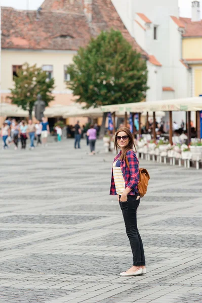 Young attractive woman traveling, visiting the medieval city. — Zdjęcie stockowe