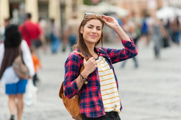 Joven mujer atractiva viajando, visitando la ciudad medieval . — Foto de Stock