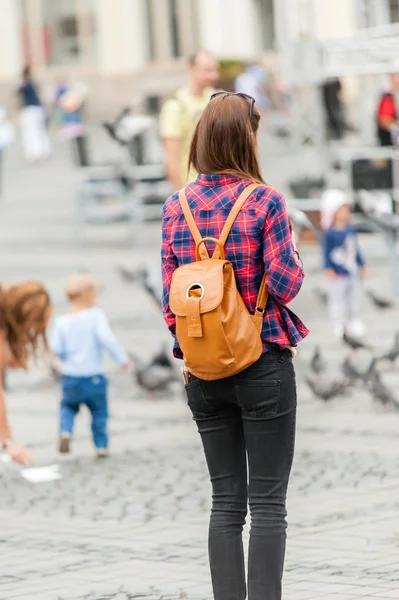 Young attractive woman traveling, visiting the medieval city. — Stockfoto