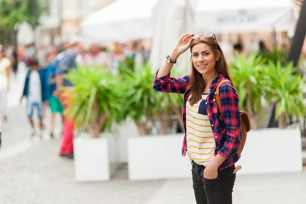 Joven mujer atractiva viajando, visitando la ciudad medieval . — Foto de Stock