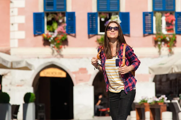 Giovane donna attraente visitare la città, sorridente e in posa in una giornata di sole . — Foto Stock
