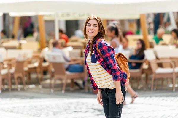 Young attractive woman traveling, visiting the medieval city. — Stock fotografie