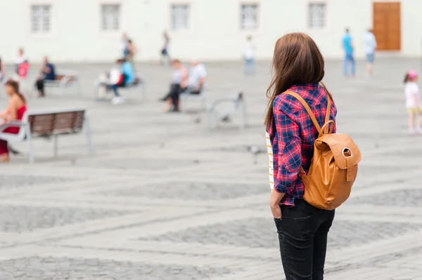 Young attractive woman traveling, visiting the medieval city. — Stockfoto