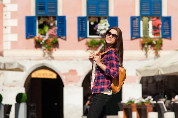 Young attractive woman visit city,smiling and posing in a sunny day. — Φωτογραφία Αρχείου