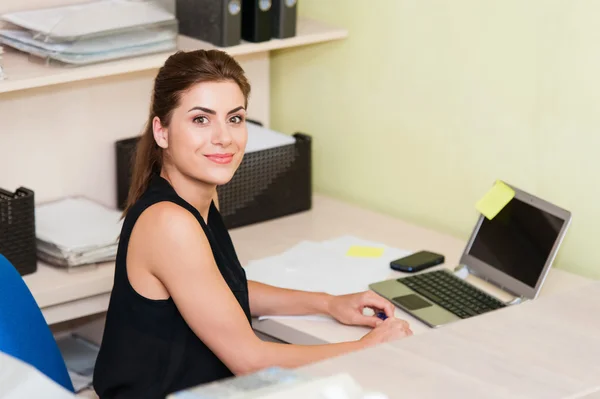 Retrato de uma mulher de negócios na mesa de escritório — Fotografia de Stock