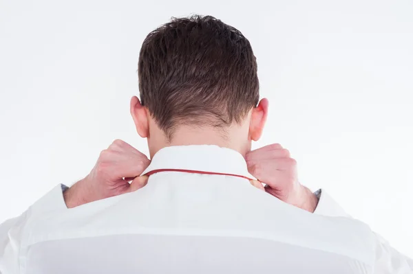 Joven empresario atando una corbata roja — Foto de Stock