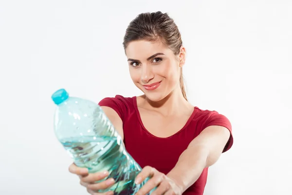 Hermoso retrato de cerca de una mujer joven con una botella de agua . — Foto de Stock