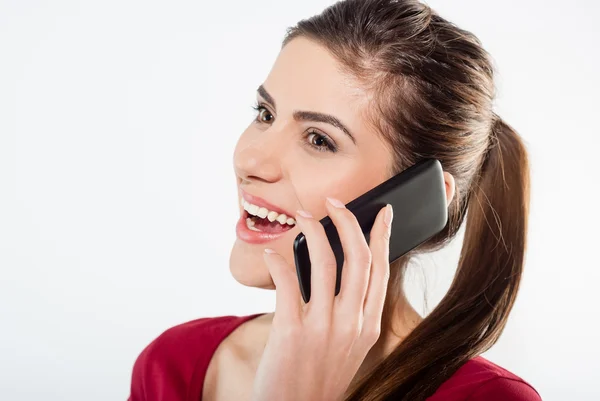 Счастливая улыбка женщина мобильный телефон говорить — стоковое фото