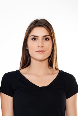 Genç güzel sarışın kadın boş siyah t-shirt ile poz