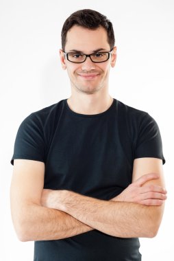 Katlanmış elleriyle gülümseyen yakışıklı ve atletik bir adam portresi