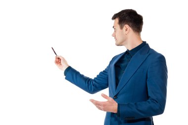 Bir sunum yaparken şık genç işadamı