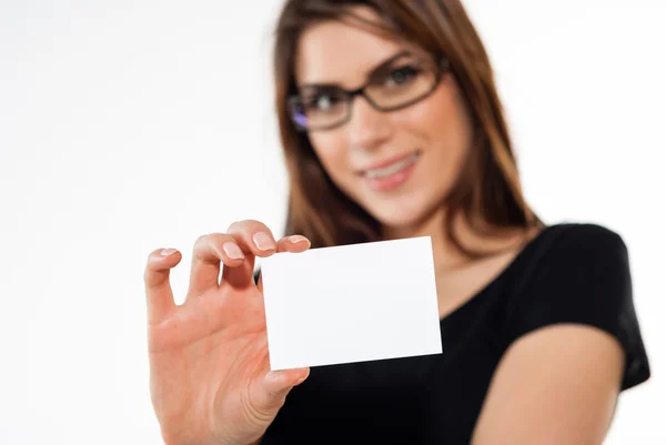 Χαμογελαστά casual θηλυκό σε μαύρο μπλουζάκι δείχνει μια επαγγελματική κάρτα - αντίγραφο χώρου. — Φωτογραφία Αρχείου