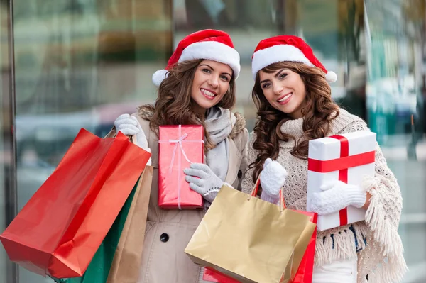Girls at shopping for christmas, in the city — Φωτογραφία Αρχείου
