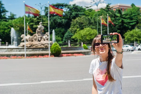 Young tourist woman taking picture with Cibeles Fountain — Stock Photo, Image