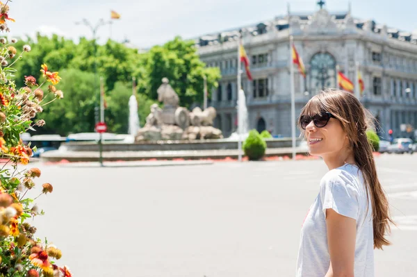 Junge Touristin vor dem Brunnen Cibeles — Stockfoto