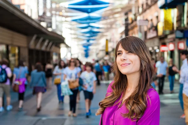 Young woman tourist in Plaza del Sol, Madrid, Spain, taking a walk and enjoying the city — Stock fotografie