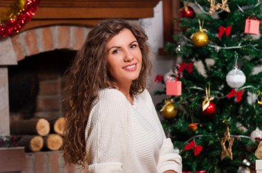 kadının yanına Noel ağacı