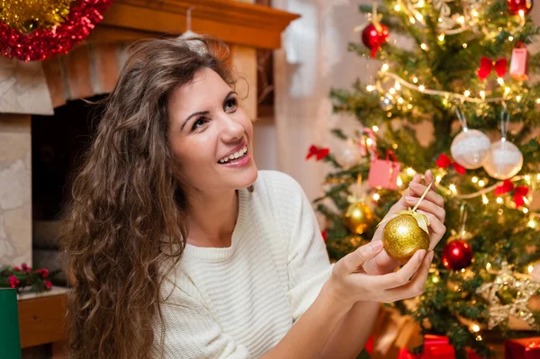 Woman decorating the Christmas tree — Stock Photo, Image
