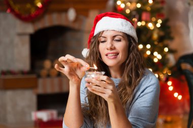 Bir mum tutan Noel kadın