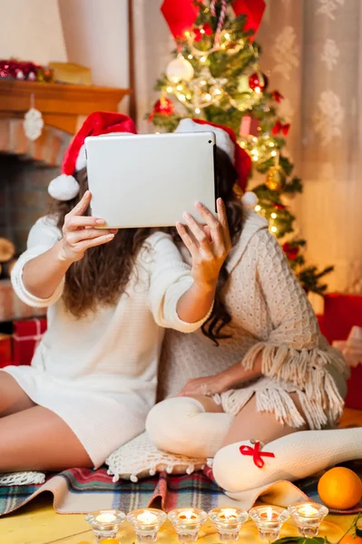 Girl friends holding  tablet PC — Stock Photo, Image