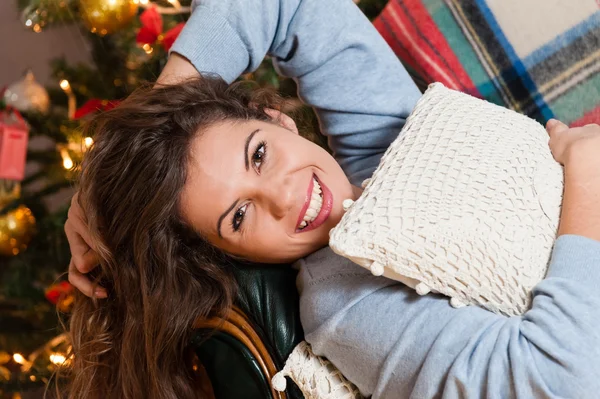 Boldog fiatal nő ül a kanapén — Stock Fotó