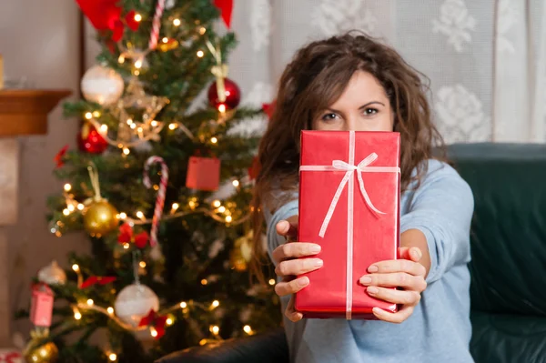 Woman with christmas present box — Stock Photo, Image