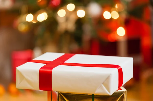 Caja de regalo con decoración de Navidad — Foto de Stock