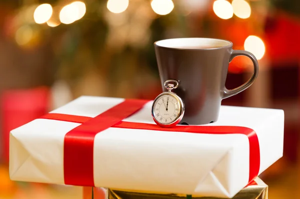 Caja de regalo con decoración de Navidad — Foto de Stock