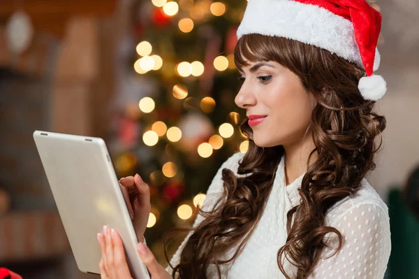 Christmas woman with tablet — Stock Photo, Image