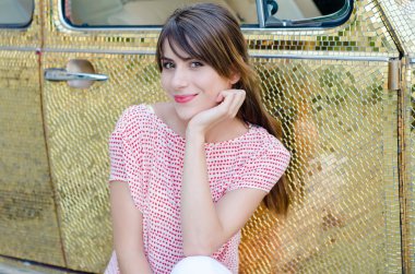 Altın Retro araba karşı oturan mutlu güzel kadın.