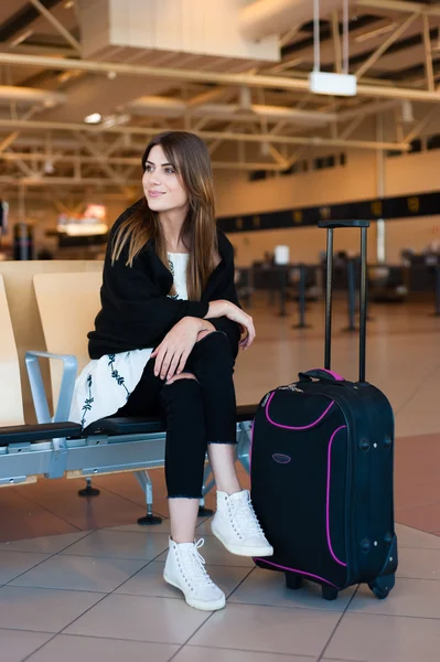 Havaalanı genç kadın yolcu uçağı için beklerken kapısı bekleyen Terminal. — Stok fotoğraf