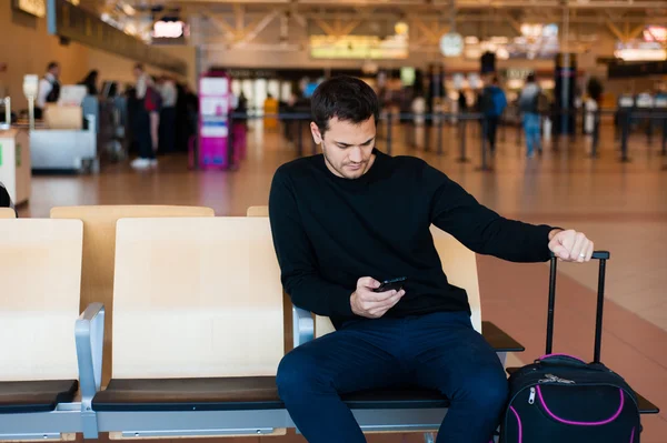 Ritratto di bell'uomo sorridente in abbigliamento casual, con il suo cellulare — Foto Stock