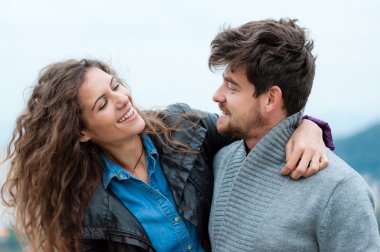 Aşk eğlenceli ve seni güldüren