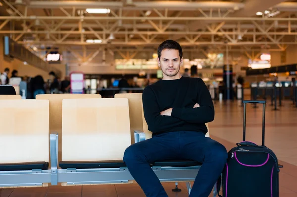 Havaalanında bekleyen genç adam — Stok fotoğraf