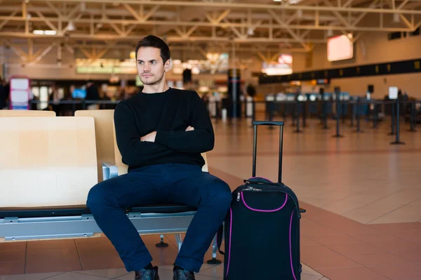 Giovane che aspetta in aeroporto — Foto Stock