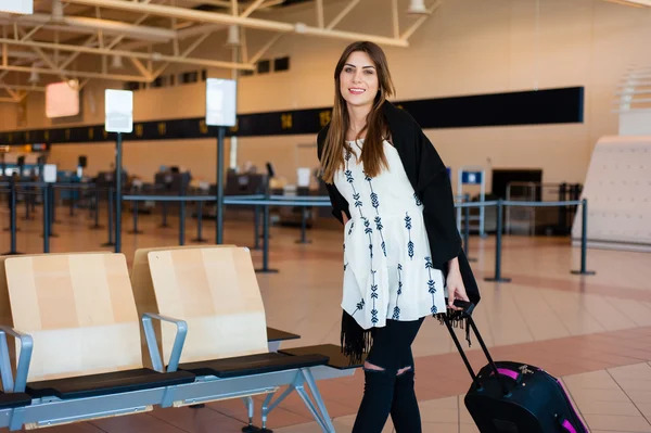 Havaalanı genç kadın yolcu uçağı için beklerken kapısı bekleyen Terminal — Stok fotoğraf