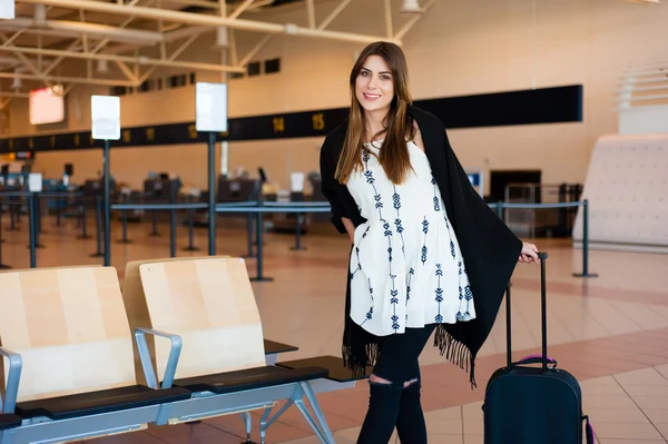 Havaalanı genç kadın yolcu uçağı için beklerken kapısı bekleyen Terminal — Stok fotoğraf