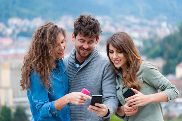 Amigos compartiendo información . — Foto de Stock