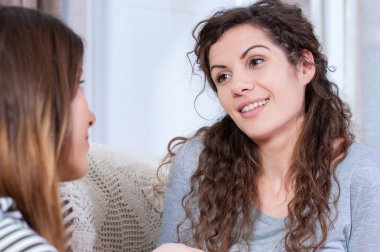 Konuşmak ve iyi vakit geçiren kız