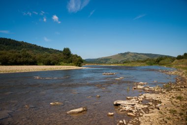 dağlar Karpatlar nehir akıyor
