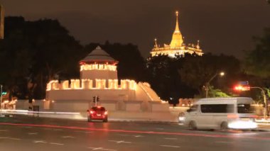 Altın dağ (Wat Sraket) ve Mahakan Kalesi. Phan Fa Lilat köprüsünde. Bangkok 'un en ünlü varış yeri..