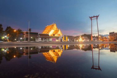 Alacakaranlık Zamanı, Bangkok Tayland 'daki Dev Salıncak ve Takım Elbise Tapınağı