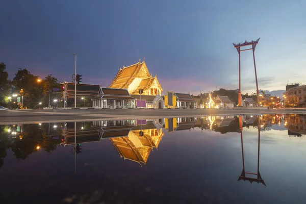 Riesenschaukel Und Suthat Tempel Zur Dämmerung Bangkok Thailand Stockfoto