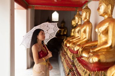 Geleneksel kıyafet giymiş güzel bir kadın, tipik Asyalı kadın.