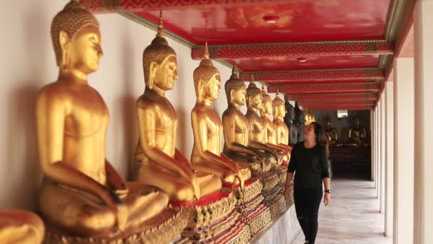 Aziatische Vrouw Kijken Naar Gouden Boeddha Tempel Wat Pho Bangkok — Stockvideo