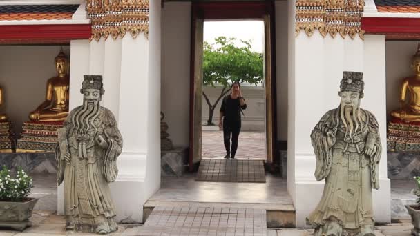 Asiatique Fille Marcher Dans Temple Dans Bangkok Ville Thaïlande — Video