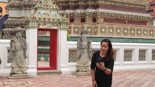 Asiatisk Flicka Selfie Foto Buddha Tempel Bangkok Thailand — Stockvideo