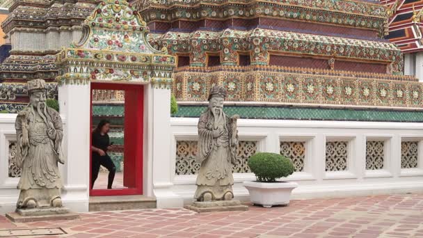 Asiatisk Flicka Promenad Templet Bangkok Stad Thailand — Stockvideo