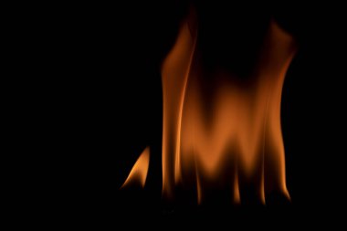 alevler siyah arkaplanda.