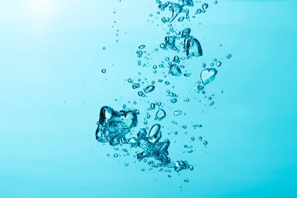 Nahaufnahme Einer Luftblase Isoliert Auf Blauem Hintergrund — Stockfoto